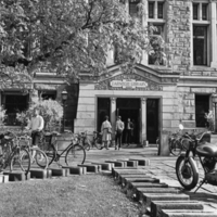 Carnegie_library_students_outside_1965.jpg